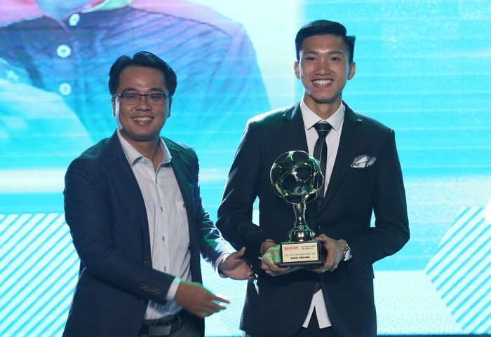 Đoàn Văn Hậu vượt qua Quang Hải, Đình Trọng nhận giải nam cầu thủ trẻ hay nhất năm 2018