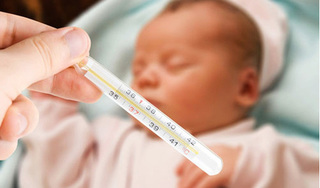 Chuyên gia chỉ ra sai lầm nghiêm trọng khi hạ sốt cho trẻ khiến sốt cao hơn 