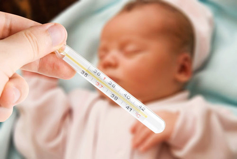 Sai lầm 'nghiêm trọng' khi hạ sốt cho trẻ khiến trẻ sốt cao hơn
