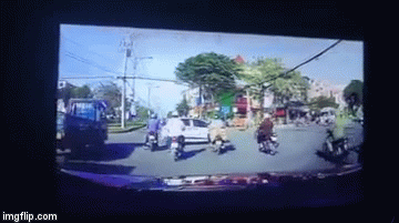 Clip: Phóng xe với tốc độ 'bàn thờ', thanh niên đi xe máy gặp nạn kinh hoàng
