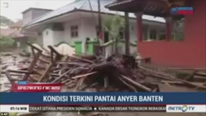Hiện trường vụ sóng thần ở Indonesiam làm hàng trăm người thương vong