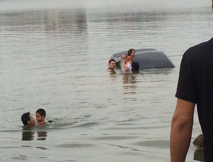 Bắc Giang: Sự thật thông tin người phụ nữ tập lái xe tông em bé rồi lao xuống hồ2