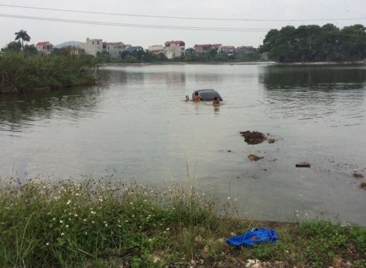 Bắc Giang: Sự thật thông tin người phụ nữ tập lái xe tông em bé rồi lao xuống hồ