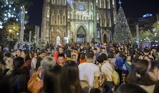 Hà Nội: Biển người đổ về trung tâm thành phố đón Giáng sinh sớm