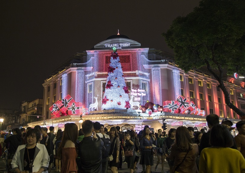 Mặc dù còn 1 ngày nữa mới đến Giáng sinh, nhưng tại trung tâm thành phố Hà Nội và khu vực Nhà thờ lớn đã chật cứng người đi chơi.