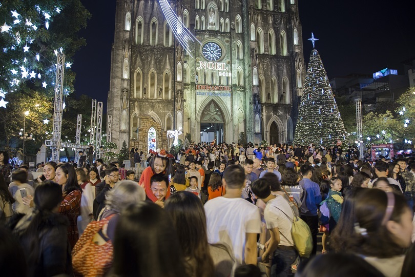 Mặc dù còn 1 ngày nữa mới đến Giáng sinh, nhưng tại trung tâm thành phố Hà Nội và khu vực Nhà thờ lớn đã chật cứng người đi chơi.