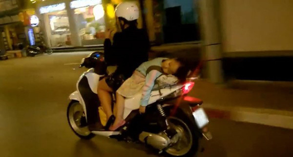 Clip đứa trẻ ngủ gật nằm xuống yên xe máy6