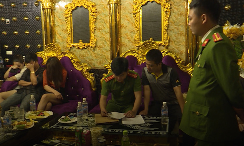 Đình chỉ cô giáo tham gia 'tiệc ma túy' trong quán karaoke ở Hà Tĩnh