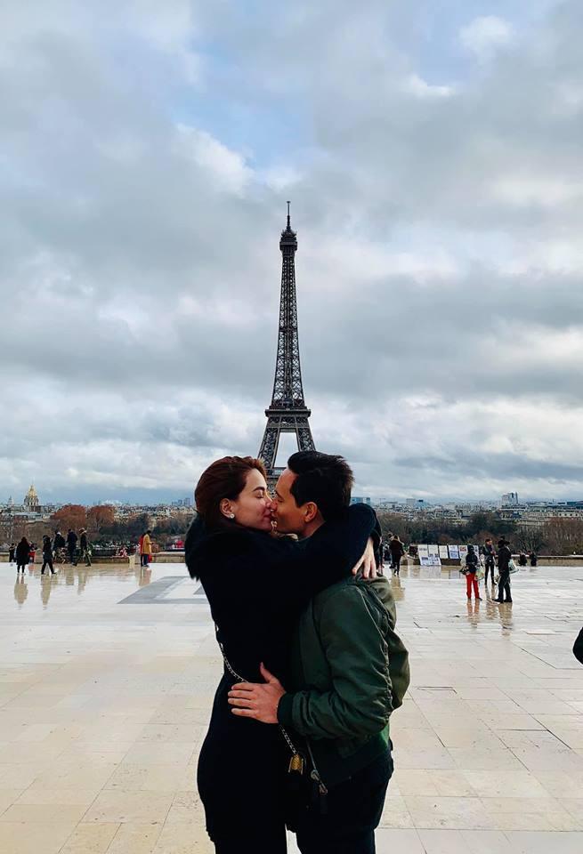 Kim Lý và Hồ Ngọc Hà khóa môi dưới tháp Eiffel 