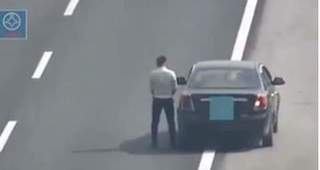 CLIP: Bức xúc hình ảnh nam tài xế dừng xe trên cao tốc để đi vệ sinh