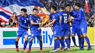 Thái Lan chơi trội, đưa tiền đạo xuống đá hậu vệ ở Asian Cup 2019