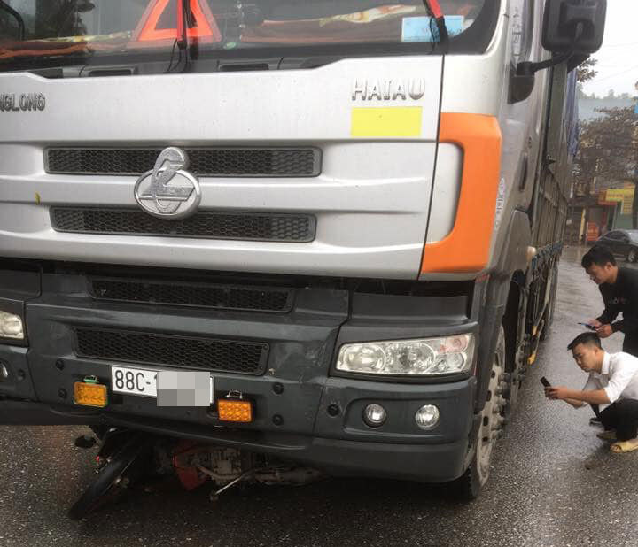 Yên Bái: Va chạm với xe tải, 2 mẹ con tử vong thương tâm