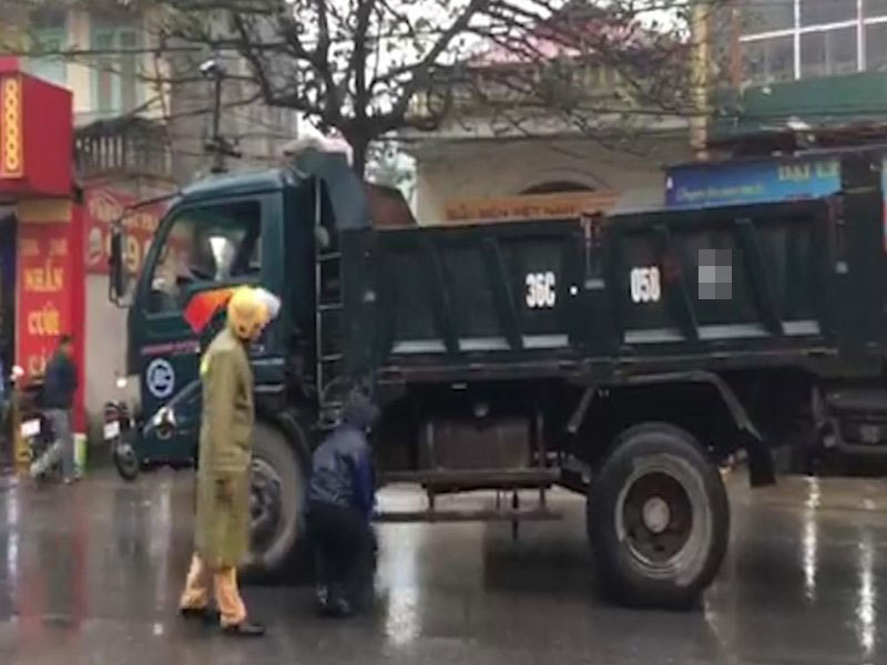 Ninh Bình: Va chạm với xe tải, nữ công nhân tử vong thương tâm2
