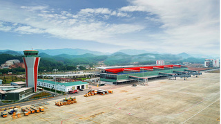 Thủ tướng Nguyễn Xuân Phúc nhấn nút khánh thành sân bay Vân Đồn