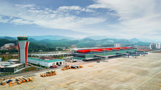 Thủ tướng Nguyễn Xuân Phúc nhấn nút khánh thành sân bay Vân Đồn 3