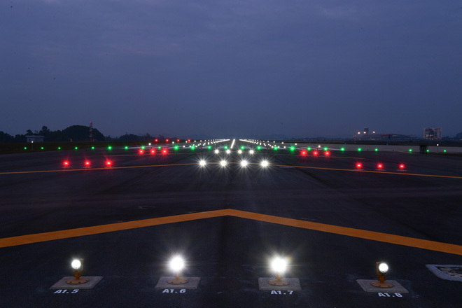 Thủ tướng Nguyễn Xuân Phúc nhấn nút khánh thành sân bay Vân Đồn 4
