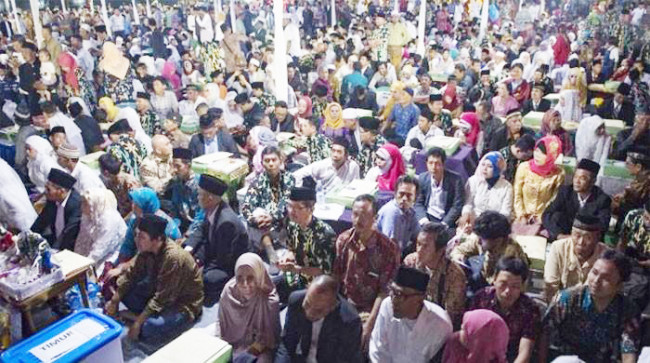 Đám cưới tập thể của 500 cặp đôi nghèo đêm giao thừa tại Indonesia