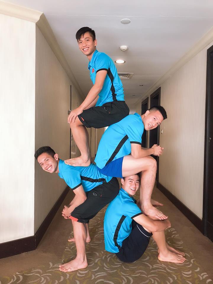 4 hot boy tuyển Việt Nam rủ nhau chơi xếp hình