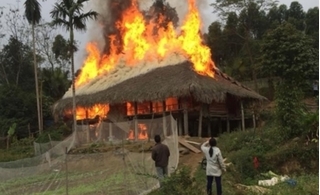 Yên Bái: Bé 5 tuổi đốt lửa sưởi ấm làm cháy rụi ngôi nhà sàn