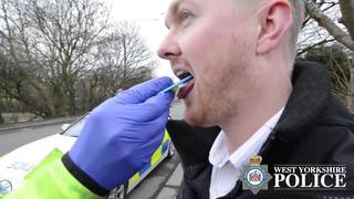 Cảnh sát giao thông Anh dùng que thử để 'đọc vị' tài xế dùng ma túy