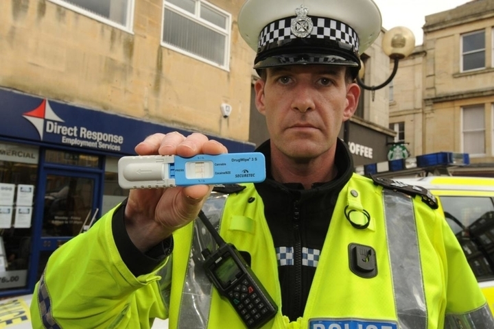 Cảnh sát giao thông Anh dùng que thử để 'đọc vị' tài xế dùng ma túy