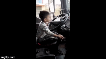 Clip: Bé trai lái xe tải lao vun vút trên đường khiến dư luận dậy sóng