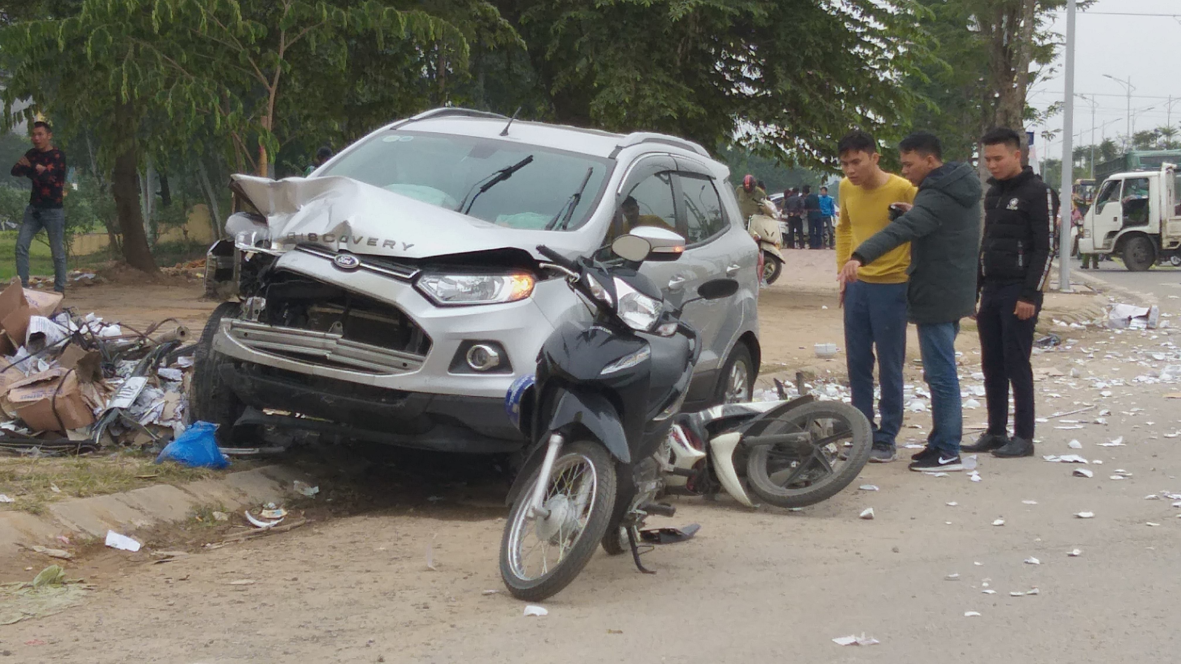 Chiếc xe ô tô loại 5 chỗ mang BKS 30A - 542.75 nhãn hiệu Ford khi lưu thông tới khu vực vòng xuyến Mậu Lương đã đâm trúng vào xe taxi 