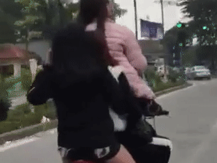 CLIP: Người đàn ông điều khiển xe máy chở theo 4 cô gái trên phố