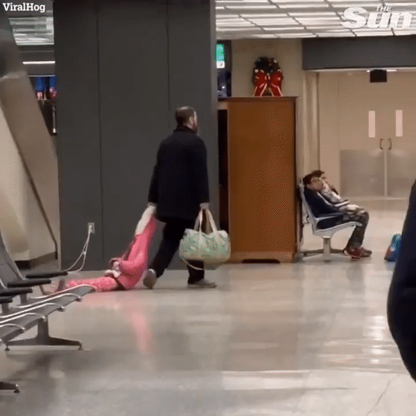 Bất ngờ cách ông bố của năm giải quyết con gái 'lười biếng' ở sân bay