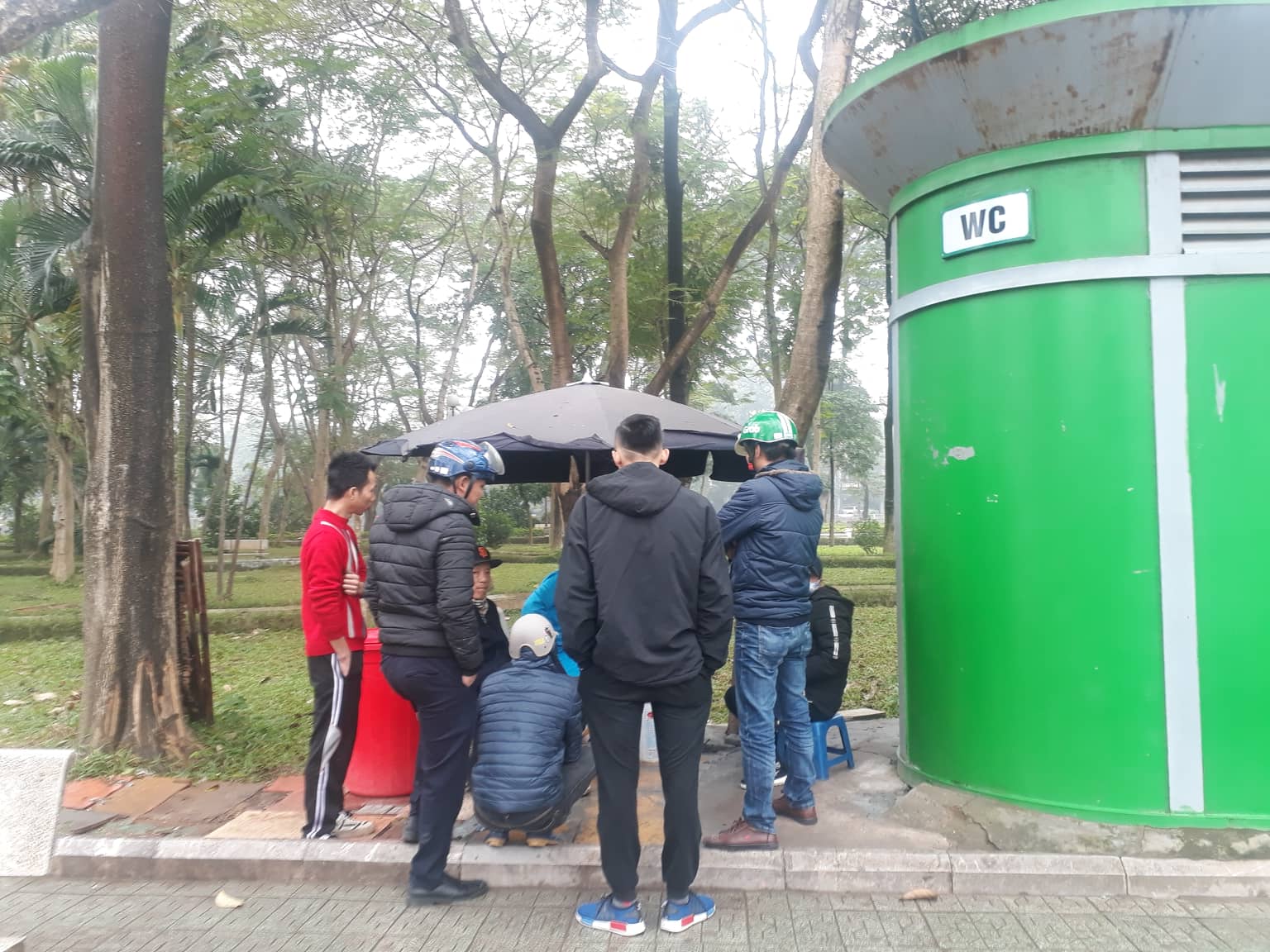 Người dân theo dõi sự việc