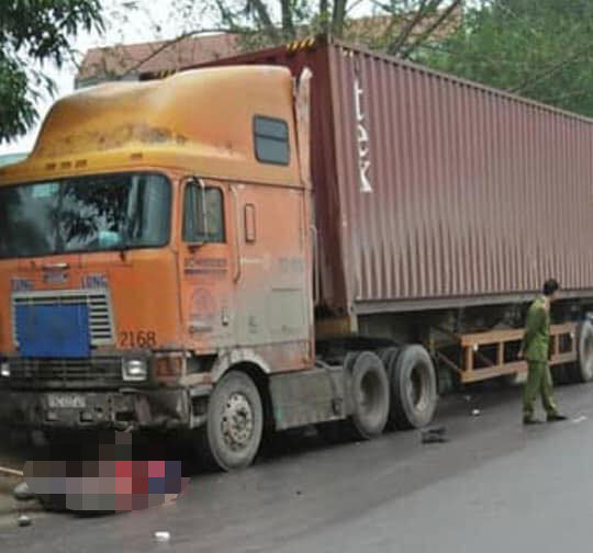 Phú Thọ: Xe container va chạm xe đạp điện, 2 học sinh thương vong