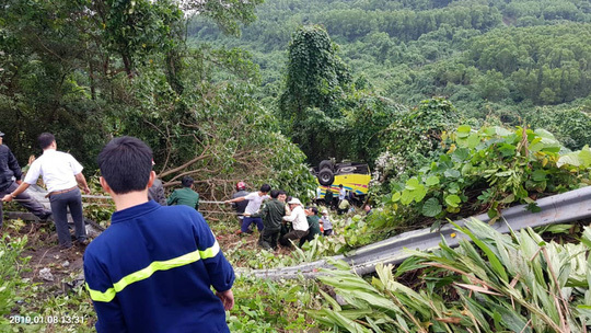 21 giáo viên và học sinh thương vong khi xe khách lao xuống đèo Hải Vân
