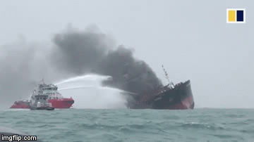 Clip: Tàu chở dầu mang cờ Việt Nam bốc cháy ngùn ngụt ngoài khơi Hong Kong