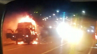 Đang lưu thông trên đường, xe tải bất ngờ bốc cháy gây ùn tắc kinh hoàng