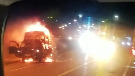 Đang lưu thông trên đường, xe tải bất ngờ bốc cháy ngùn ngụt