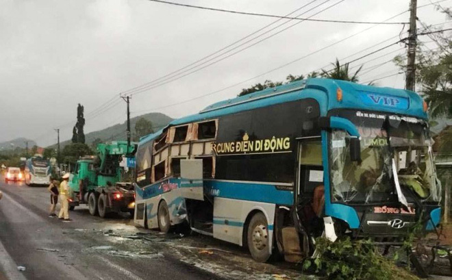 Hai xe khách tông nhau trên QL 1, 14 người thương vong