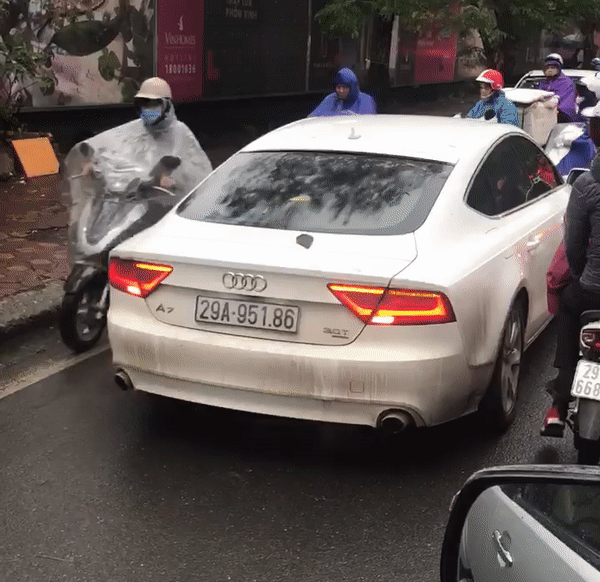 CLIP: Ô tô Audi lấn làn bị xe máy ép chạy lùi trên phố Hà Nội