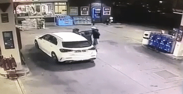Clip: Cướp ô tô của người phụ nữ, 2 thanh niên bị đuổi chạy thục mạng