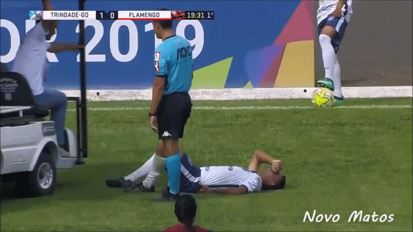 Clip: Cầu thủ đau đớn nằm trong sân còn bị xe y tế chèn qua chân