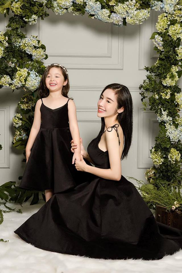 Con gái Elly Trần xinh đẹp đáng yêu khi chụp ảnh cùng mẹ