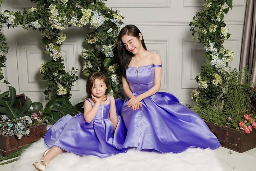 Con gái Elly Trần xinh đẹp đáng yêu khi chụp ảnh cùng mẹ