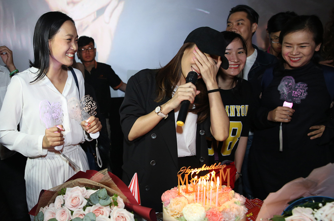 Mỹ Tâm thổi nến mừng sinh nhật cùng đạo diễn Nguyễn Quang Dũng nhạc sĩ Lê  Quang
