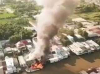 Kiên Giang: Cháy hai tàu đánh cá, lan tiếp sang 3 nhà dân