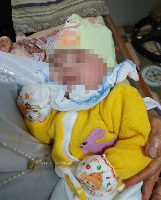 Hà Nam: Cháu bé 2 tháng tuổi bị bỏ rơi bên đường kèm lá thư nhờ người nuôi hộ
