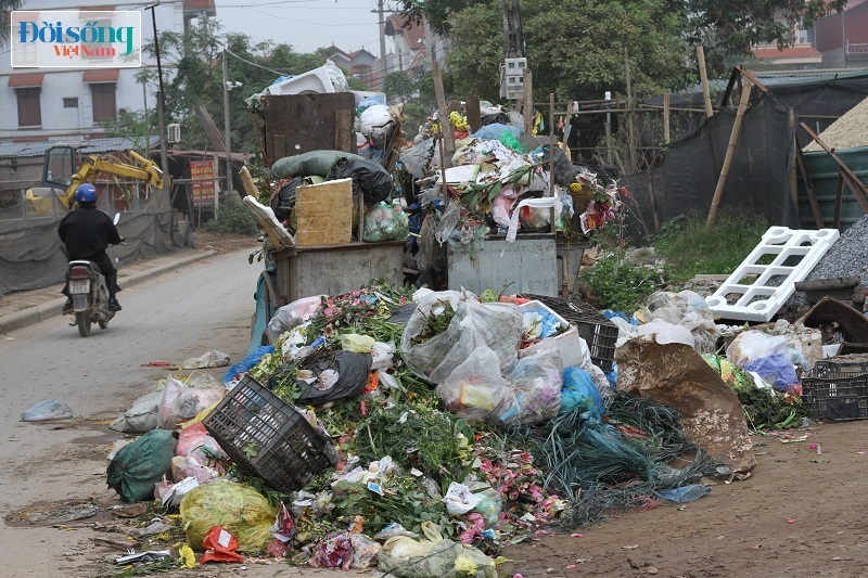 Chùm ảnh: Người dân phong toả bãi rác Nam Sơn, nhiều tuyến phố ở Hà Nội ngập trong rác2