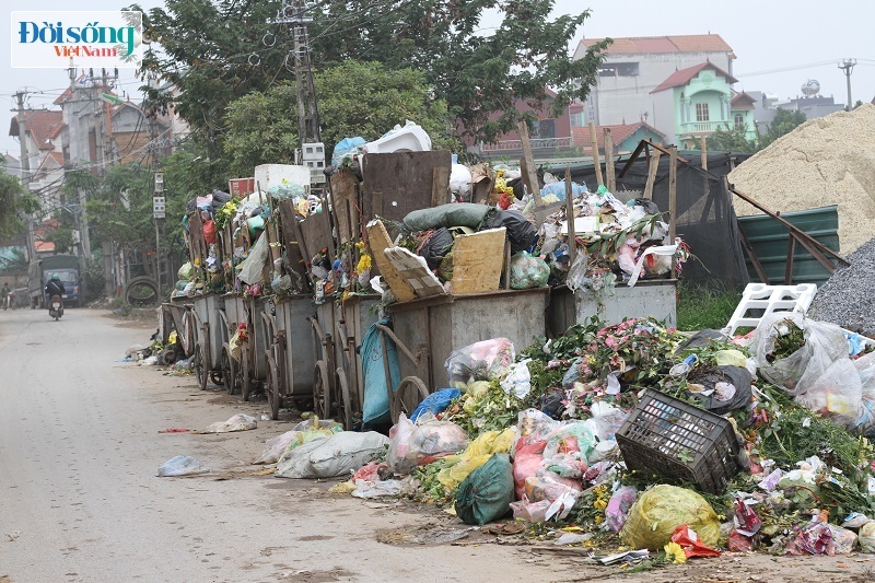 Chùm ảnh: Người dân phong toả bãi rác Nam Sơn, nhiều tuyến phố ở Hà Nội ngập trong rác