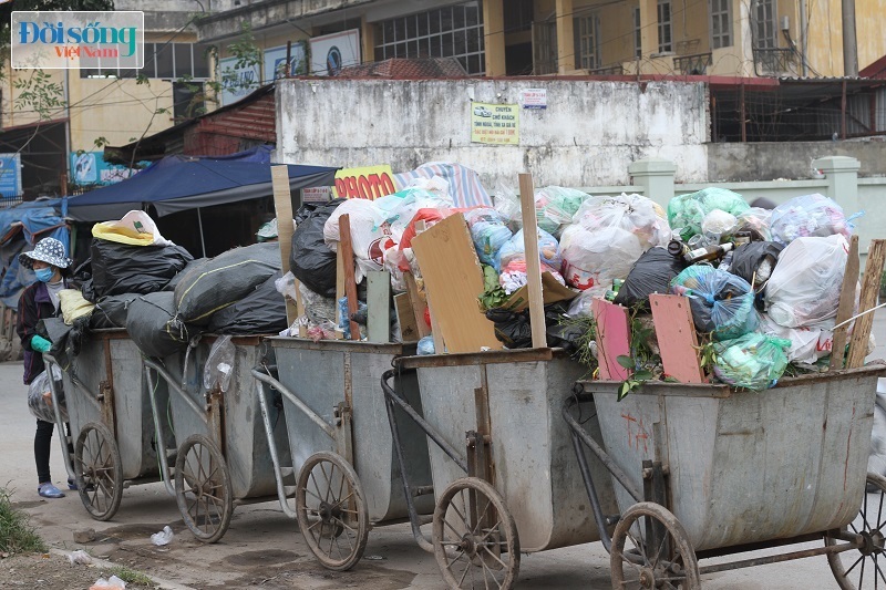 Chùm ảnh: Người dân phong toả bãi rác Nam Sơn, nhiều tuyến phố ở Hà Nội ngập trong rác3