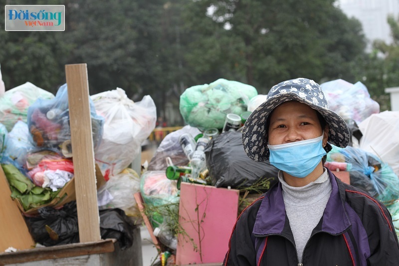 Chùm ảnh: Người dân phong toả bãi rác Nam Sơn, nhiều tuyến phố ở Hà Nội ngập trong rác4