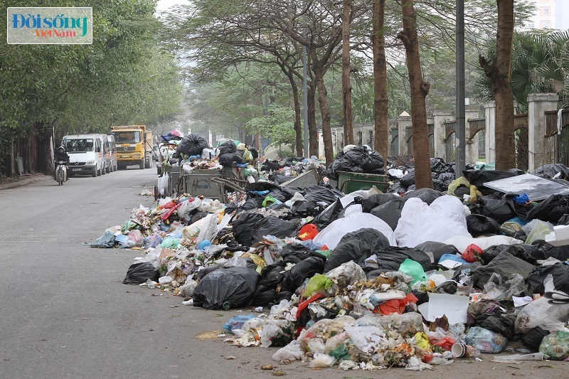 Chùm ảnh: Người dân phong toả bãi rác Nam Sơn, nhiều tuyến phố ở Hà Nội ngập trong rác5