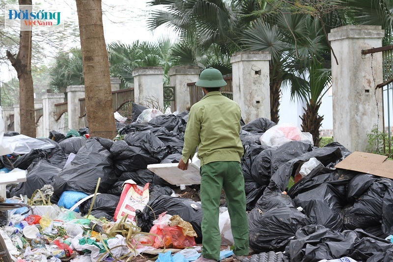 Chùm ảnh: Người dân phong toả bãi rác Nam Sơn, nhiều tuyến phố ở Hà Nội ngập trong rác11